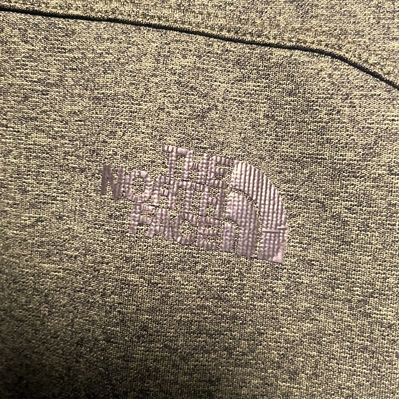 Quarter Zip pullover by The North Face. 93% Polyester/7%Elastane - Picture 2 of 6